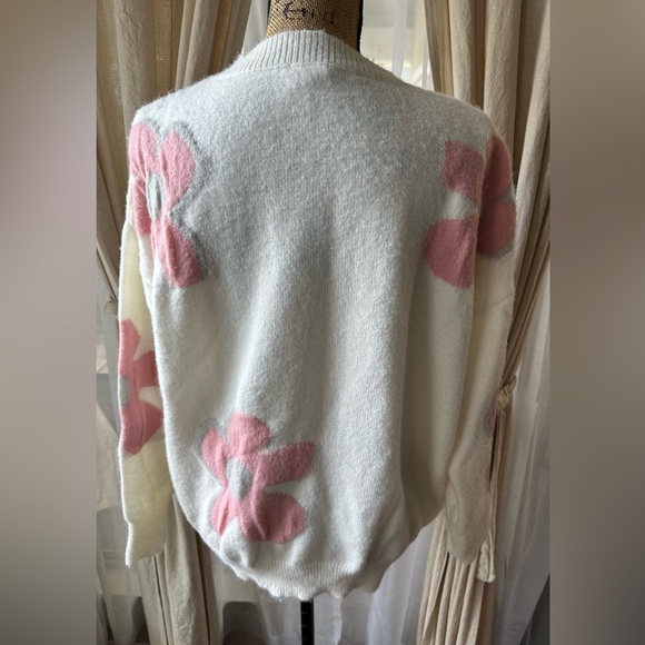 BiBi Pink an Gray Colored Daisy Flower Sweater in Cream - Picture 7 of 12